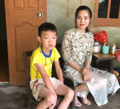 Cô giáo 9X xinh đẹp và cậu học trò nhỏ côi cút